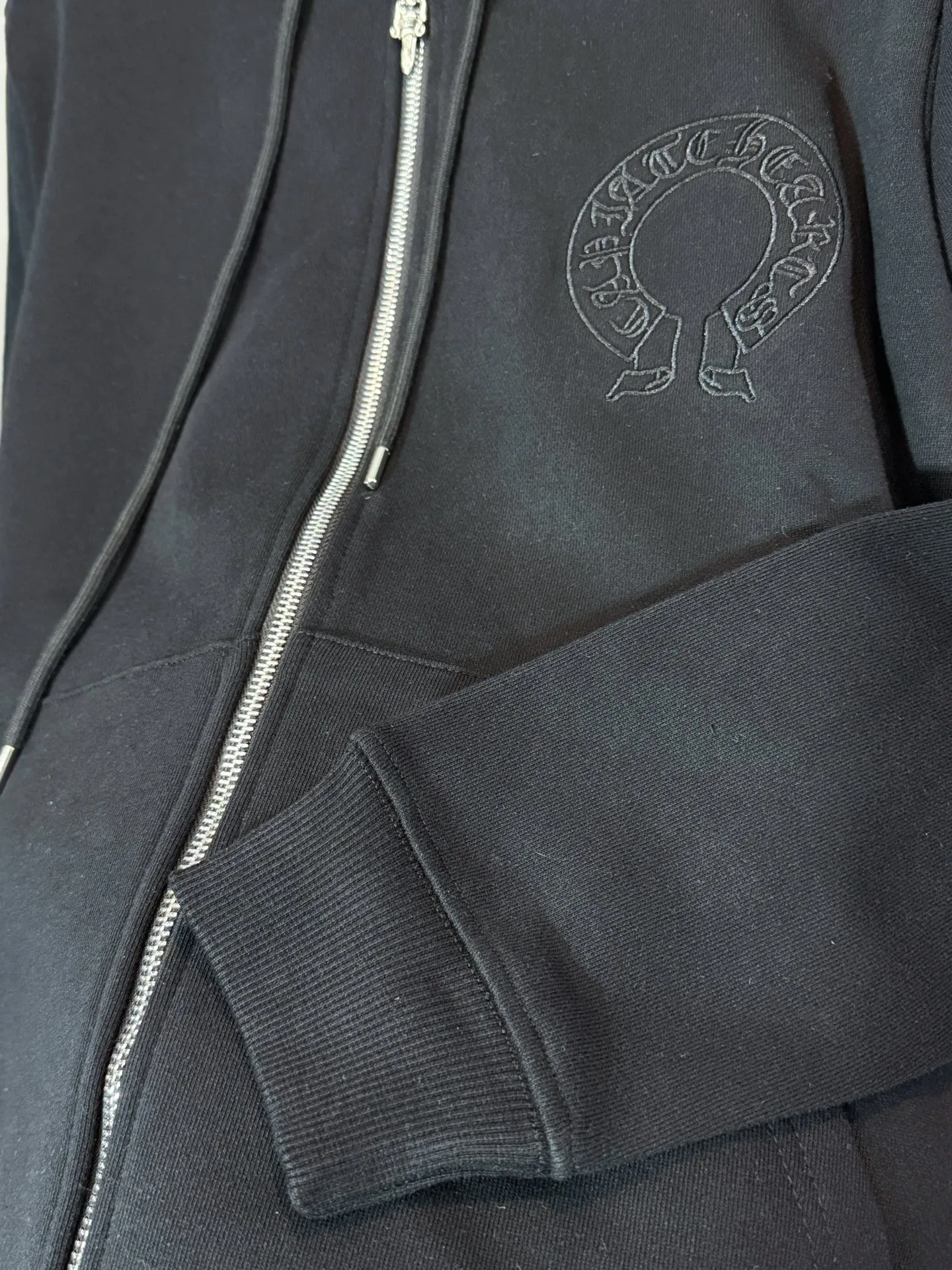 P320 model number: HE386 Chromehearts-Chrome heart embroidered horseshoe patch hooded jacket The fabric is made of 430g high-weight pure cotton double yarn fabric. The upper body is comfortable and warm, and the hand feels delicate and smooth. The horseshoes on the chest are made of heavy embroidery, and the embroidery is three-dimensional and full. The horseshoes on the back are sewn with custom patches to highlight the overall beauty of the clothes. The original hardware zippers are customized, and the clothes have a hooded design. The hem rows are made of the same color rows. The overall workmanship of the clothes is complex and heavy-duty, and it is made by a large factory. It has the original original label and all three labels. You can buy it with confidence.  Color: Black Size: S M L XL